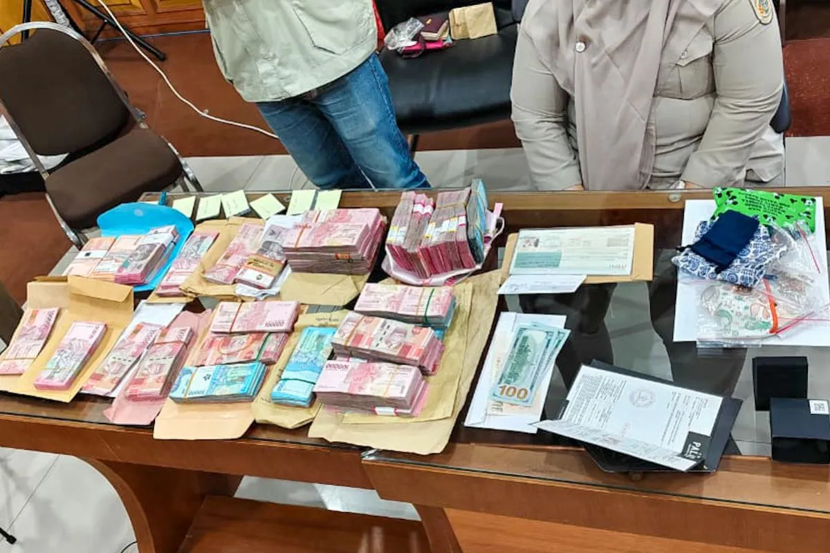 Fantastis! KPK Temukan Uang USD, SGD dan Emas Saat Geledah BPN Jatim